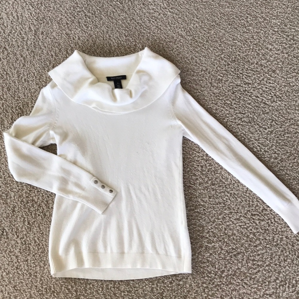 Form fitting sweater